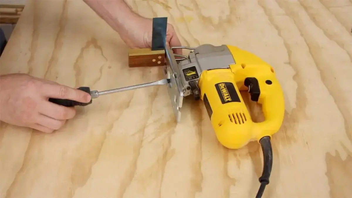 Dewalt Jigsaw Not Cutting Straight (6 Fixes)